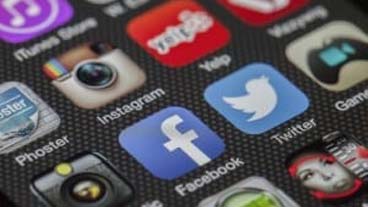vad hander med nagons sociala media